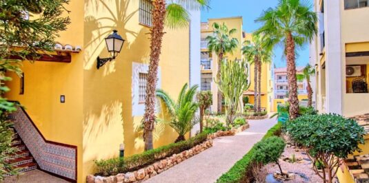 Przykładowy widok na ogród na rynku wtórnym nieruchomości w Hiszpanii.