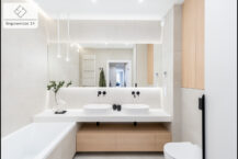 Mieszkanie do zamieszkania - jasna, przestronna łazienka, współczesne wnętrze