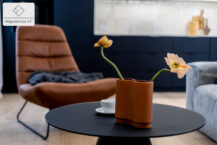 Fotel i sofa w salonie - nowoczesna aranżacja