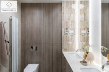 Mieszkanie na sprzedaż Kraków Bronowice - nowoczesna łazienka z podwójną umywalką, dużym lustrem z oświetleniem LED oraz prysznicem z przeszklonymi drzwiami