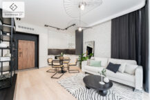 Przytulne mieszkanie z otwartą kuchnią na Borowego 37 Kraków - salon z rozkładaną sofą i stołem z 4 krzesłami